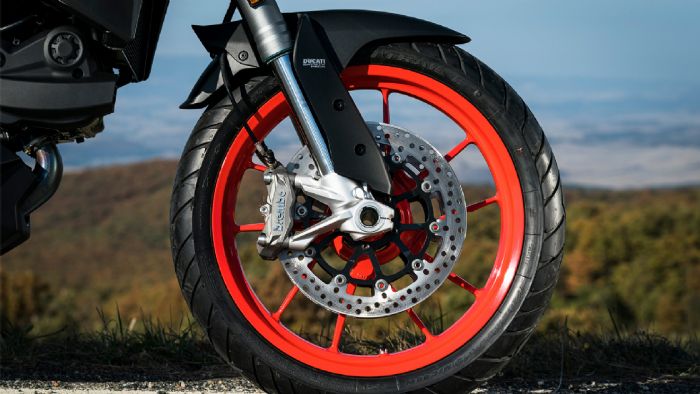 Οι ζάντες της έκδοσης Multistrada V2S είναι κόκκινου χρώματος. 