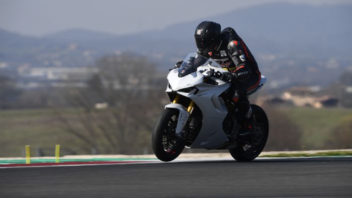 Οδηγώντας το Ducati Supersport 950 2021 στην πίστα της Vallelunga.