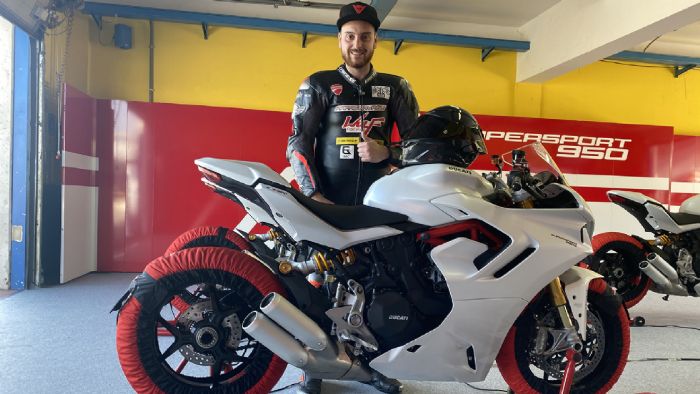 Οδηγώντας το Ducati Supersport 950 2021 στην πίστα της Vallelunga.