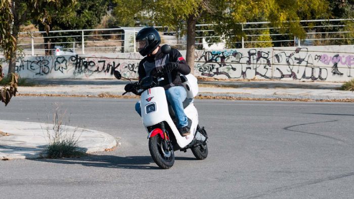 Η ευκολία οδήγησης, η μεγάλη ευελιξία και η άμεση ροπή χαρακτηρίζουν το ESF S-4 στο δρόμο. 