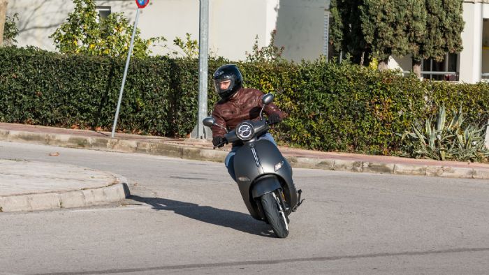 Ευκολία χειρισμών, εμπιστοσύνη στο δρόμο και καλό φρενάρισμα χαρακτηρίζουν το S6. 