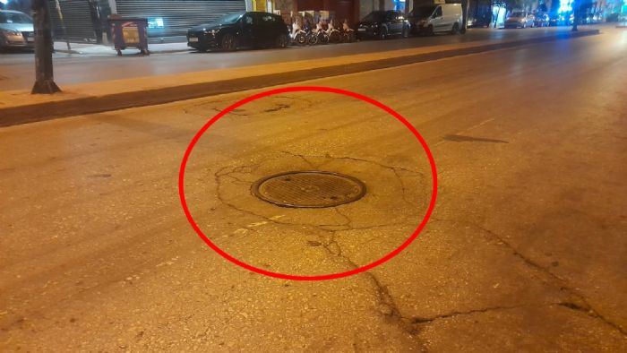 Το επικίνδυνο φρεάτιο, στην οδό Στρατηγού Καλλάρη στα Κάτω Πατήσια, στο ύψος της οδού Σημαντήρα. 