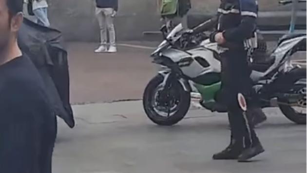 Το υβριδικό Kawasaki HEV πιάστηκε σε κατασκοπικές φωτογραφίες στο Μιλάνο 
