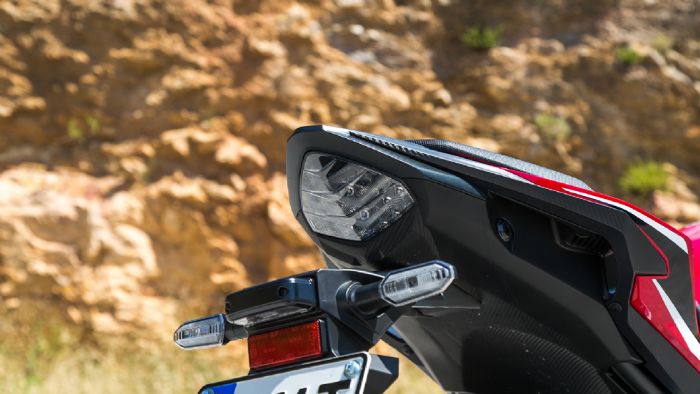 Ένα πρισματικό, αιχμηρό πίσω φωτιστικό σώμα που κάνει μια χαρά την δουλειά του. 