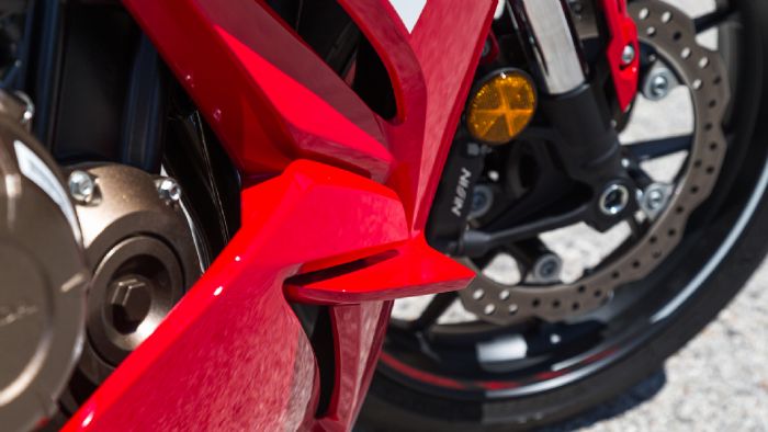 Όχι που… θα γλίτωνε το CBR500R από την αεRοδυναμική επανάσταση! Τα μικρά φτεράκια φυσικά παίζουν διακοσμητικό και όχι ενεργό ρόλο… 