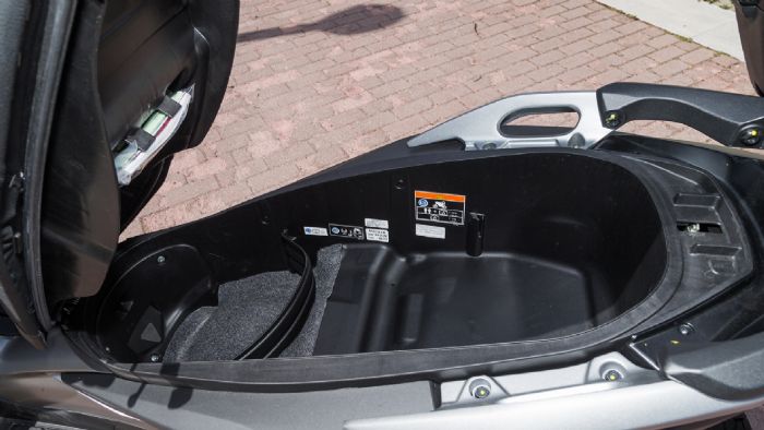 Χώρος: Ο αποθηκευτικός χώρος κάτω από τη σέλα μπορεί να φιλοξενήσει δύο full face κράνη, ενώ διαθέτει δυνατότητα διαχωρισμού καθώς και μια «κρυφή» τσέπη στα πλάγια για εργαλεία γάντια ή ότι άλλο θελήσ