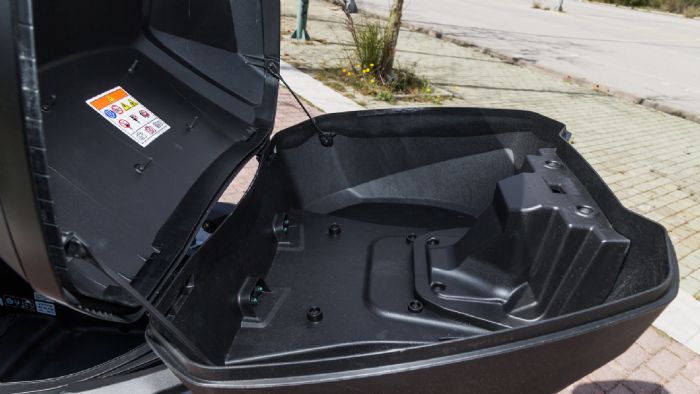 Η έκδοση με το Top box των 45 λίτρων δίνει οριστική λύση στο πρόβλημα αποθήκευσης, ενώ διαθέτει και μαξιλαράκι στήριξης για την πλάτη του συνεπιβάτη. 