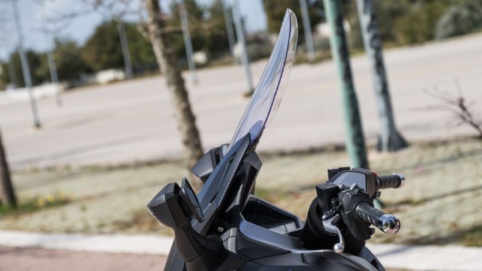 Η ανασχεδιασμένη ζελατίνα με το αυξημένο εύρος ρύθμισης-επιπλέον 40 χιλιοστά- παρέχει απόλυτη προστασία σε μεγάλες ταχύτητες εκτός πόλης.