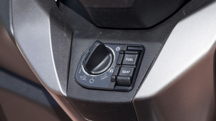 Το SmartKey ελέγχει ηλεκτρομαγνητικά τη λειτουργία εκκίνησης, καθώς και το κλείδωμα της σέλας, της τάπας ρεζερβουάρ και του προαιρετικού TopBox, διευκολύνοντας σε μεγάλο βαθμό τη ζωή του αναβάτη.