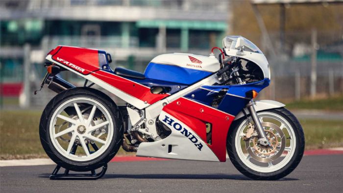 Η Honda RC30 της δημοπρασίας. 