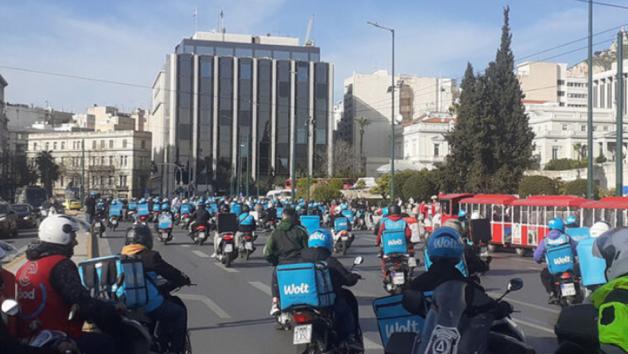 Απεργία διανομέων Wolt: Όχι στην μείωση των αποδοχών τους 