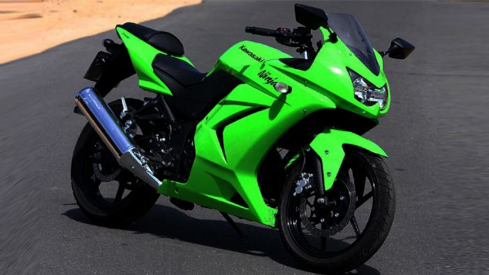 Ένα Kawasaki Ninja 250R, στο χαρακτηριστικό πράσινο της εταιρείας. 