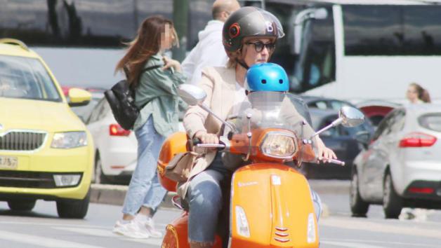 Η Σια Κοσιώνη παραβιάζει τον ΚΟΚ μαζί με τον γιο της 