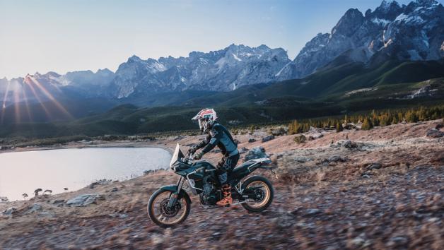 KOVE 800X PRO: Με εργονομία και σχεδιασμό που «μυρίζουν χώμα» KOVE 800X PRO: Με εργονομία και σχεδιασμό που «μυρίζουν χώμα»