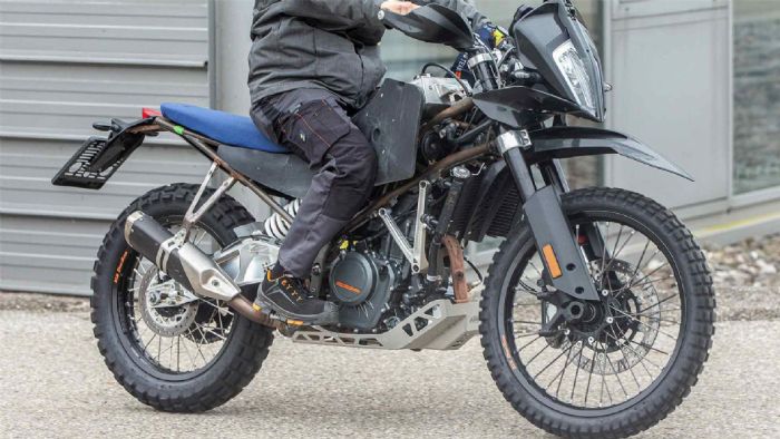 Μία από τις κατασκοπευτικές εικόνες της νέας KTM 390 Adventure.