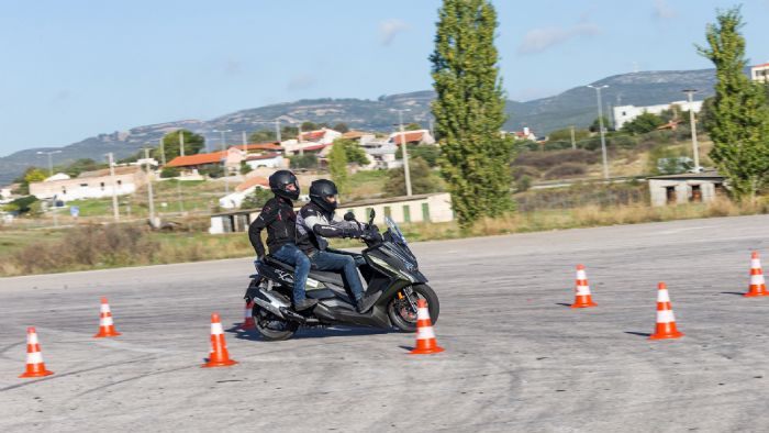 Το ολοκαίνουργιο KYMCO DTX 360 ακινητοποιήθηκε σε 40,7 μέτρα με ένα άτομο, κατακτώντας την 3η θέση στην ανάλογη κατάταξη, ενώ με δικάβαλο χρειάστηκε 45 μέτρα. 