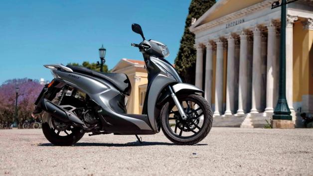 Kymco People S 125/200: Με επίπεδο πάτωμα και χώρο για ένα full face κράνος 