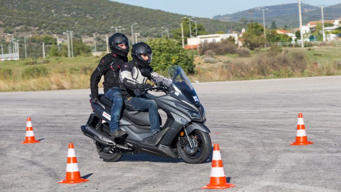 Το KYMCO X-Town 300 έκανε επίδοση κάτω από 41 μέτρα σε φρενάρισμα με 1 άτομο, η οποία αυξήθηκε στα 46 μέτρα, στο δικάβαλο. 