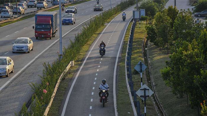 Εθνικές οδοί με... παράλληλες αποκλειστικά για μοτοσυκλέτες και δίκυκλα. Θα σας άρεσε κάτι τέτοιο; 