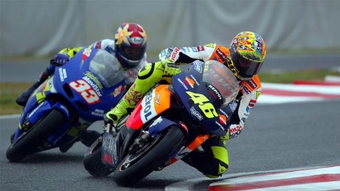 Φωτογραφία από τον πρώτο αγώνα των MotoGP, στην Suzuka: Ο Valentino Rossi προπορεύεται του Akira Ryo. Οι δύο τους θα κέρδιζαν την 1η και 2η θέση αντίστοιχα. 