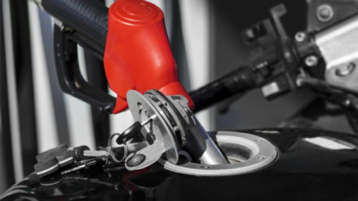 Σε εφιάλτη έχει μετατραπεί το γέμισμα της μοτοσυκλέτας στο πρατήριο καυσίμων... 