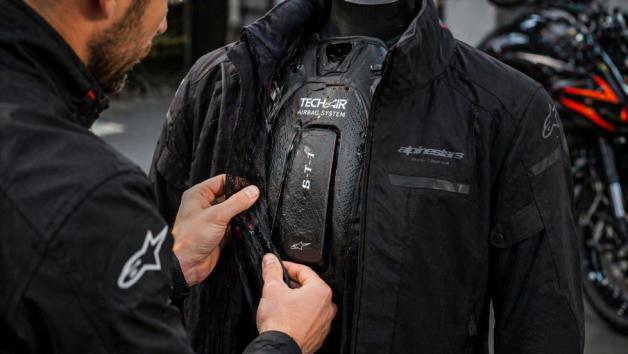 Alpinestars ST-1 WP: Τι προσφέρει το αδιάβροχο jacket των 239,95 ευρώ