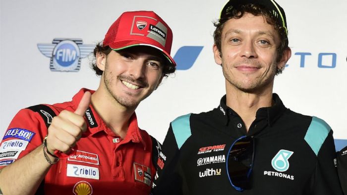 Ο Francesco Bagnaia (αριστερά) μαζί με τον Valentino Rossi