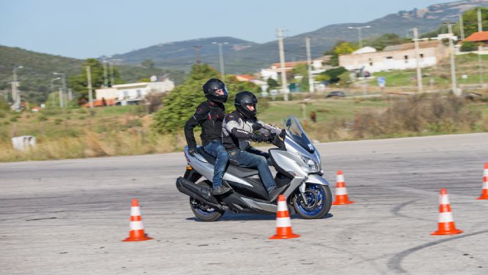 Το Suzuki Burgman 400 πέτυχε μια απόσταση ακινητοποίησης 42,8 μέτρων στο 1 άτομο και πρακτικά κατάφερε την ίδια απόσταση στο δικάβαλο (42,9 μέτρα). 