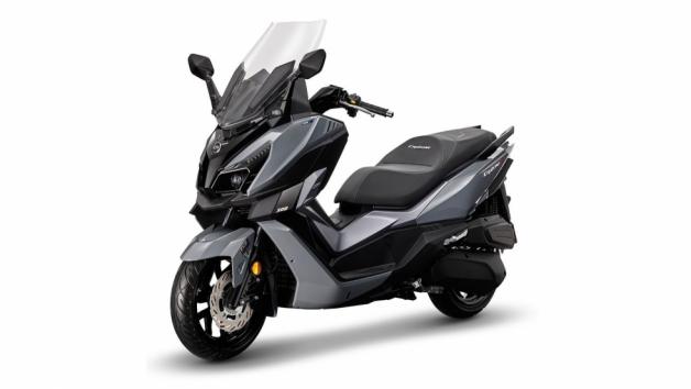 Sym Cruisym a 300: Με traction control και χώρο για 2 full face κράνη 