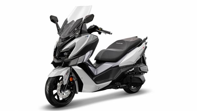 Sym Cruisym 300 a TCS: Με αξιόπιστο F4 κινητήρα και χώρο για δύο κράνη 