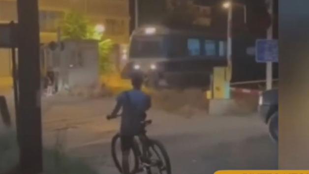 Απίστευτο! Στην Ελλάδα τα τρένα περνούν... όταν η μπάρα είναι σηκωμένη 