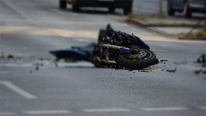 Ένα ακόμα πολύ σοβαρό ατύχημα αυτοκινήτου και μοτοσυκλέτας συγκλονίζει την Αττική. 