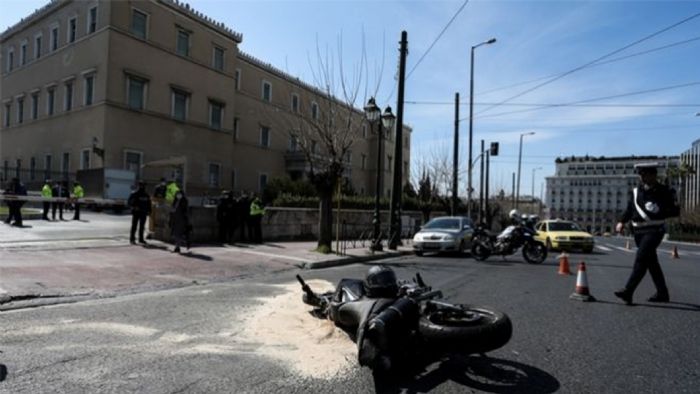 Στιγμιότυπο από το τροχαίο στην Βουλή (φωτό: Eurokinissi)