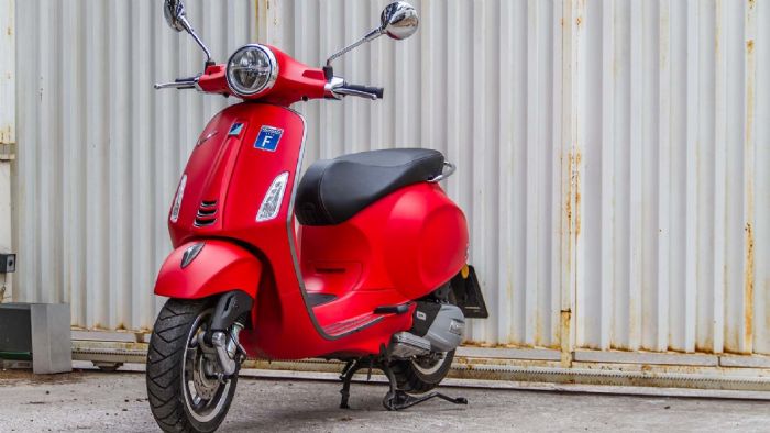 Οδήγησε τη Vespa Primavera 125 