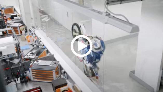 VIDEO: Βόλτα με αγωνιστικό enduro μέσα στο εργοστάσιο της WP 