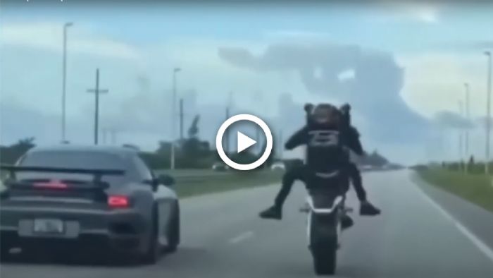VIDEO: Κόντρα θανάτου (για την μοτοσυκλέτα) με Porsche 
