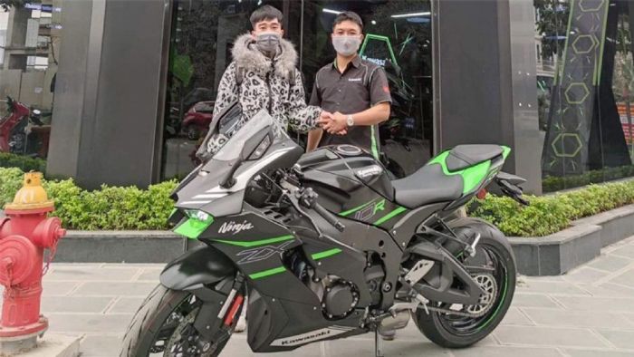 Φωτογραφία από την στιγμή της αγοράς του ZX-10R, από τον 23χρονο Βιετναμέζο (αριστερά στην φωτογραφία).