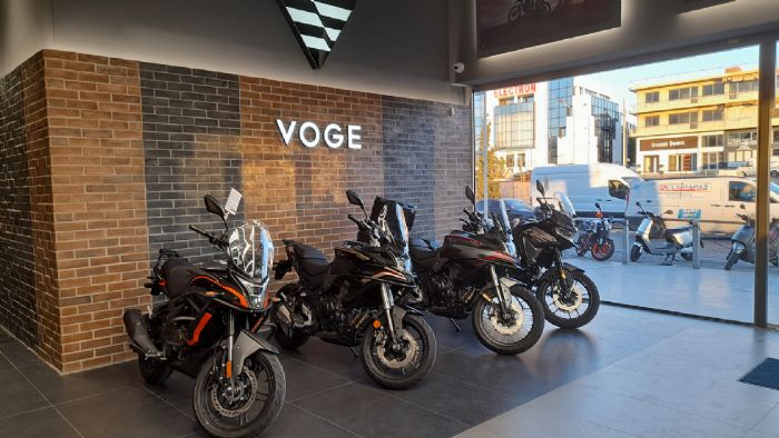 Οι πλήρως ανακαινισμένες εγκαταστάσεις της Mototrend στην Ν. Φιλαδέλφεια, φιλοξενούν τις Voge, KYMCO και Yadea σε έναν μοντέρνο και πολύ όμορφο χώρο. 