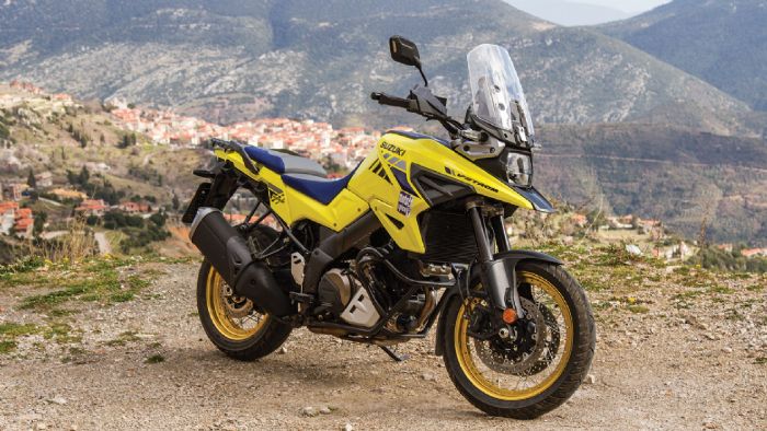 Τα χρώματα και οι γραμμές του V-STROM 1050 ΧΤ παραπέμπουν στο ένδοξο παρελθόν της εταιρίας και αυτό είναι που το κάνει ξεχωριστό. Ταξίδια express όπως αυτό που κάναμε μέχρι την Αράχωβα αναδεικνύουν έν