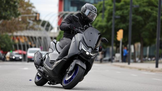 Yamaha NMAX 125 2025: Ακόμα εξυπνότερο με νέα ηλεκτρονικά και αναρτήσεις 