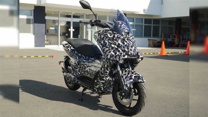 Το εμπρός μέρος. Προσέξτε τα προβολάκια, αλλά και το πιθανό πορτάκι για τη θύρα φόρτισης. 