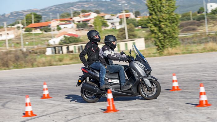 Το Yamaha XMAX 300 ακινητοποιήθηκε σε 43,70 μέτρα με 1 άτομο, ενώ χρειάστηκε ακόμα 5,1 μέτρα όταν ανέβηκε συνεπιβάτης στην σέλα. 