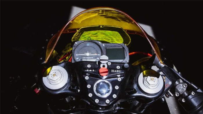 O πίνακας οργάνων: Προσέξτε τις δύο μονάδες που χρησιμοποιούνται και θυμίζουν απευθείας, αεροσκάφος. O πίνακας οργάνων: Προσέξτε τις δύο μονάδες που χρησιμοποιούνται και θυμίζουν απευθείας, αεροσκάφος.