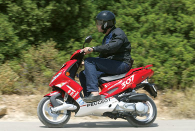 peugeot, peugeot speedfight - Η γαλλική εταιρεία, έχοντας μεγάλη εμπειρία στην κατασκευή scooter, παρουσιάζει κατά καιρούς κάποια μοντέλα που ξεφεύγουν από το παιχνίδι των megascooter και εστιάζουν περισσότερο στην καταπολέμηση της 