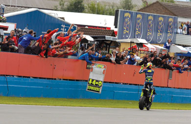 �� 82.000 ������ �������� ��� ������ ����� ��� ��������� �� Rossi, ��� ���� ��������� ��� �������� ������� �������� ��������������� �� ����� ��� Honda. ��� ������� ����� � Edwards ��� ��������� ������� ��� ��� ��������� ��� Ginernau, ���� ������ ��� � Bayliss ��� ������� ��� �������. �� ���� ��� �������� �������� ������������ ��� ����� ��� ������� � Rossi, ������������� ���� ������ �� �� ���� ���, �������� �����.