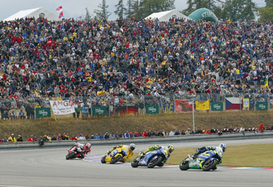 aprilia, aprilia, ducati - � ��������� ���������������� ���������� (FIM) ����� ��� ����������� �� ����� ��� ������ ��� ��� �������� ��� �� ������ ����� ��� ��������� ���������� Moto GP �� 2005. ����� �������, ����� ����� ��� ������� ��� FIM, 10 ������ ��� 18 ��������, ���� �� ������� ����� ���������� �� ��������, ����� �������� ��������� ������������. ��� ������������, � Repsol �onda ��� ���� ������� ����� ��� ��������� Max Biaggi, ��� �� ������ D'Antin Ducati ��� KR-Proton ��� ����� ���������� ������� ���� �������� ��� �� ��� ������������� ��� ��� ����������. ������, �� ��� �� ����������� ������� ��� Aprilia �������� ����� Moto GP, � ����� ��� ���� ������� ������� ���������� ��� ���� ������ ��� � FIM �������� ��� ��������� ��� �������� ������.  