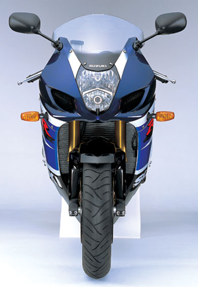 Στις μοτοσικλέτες supersport, τα συστήματα βεβιασμένης εισαγωγής αέρα ή ram-air, όπως καθιερώθηκε να λέγονται, διαδίδονται όλο και περισσότερο. Η προφανής εξήγηση για αυτό το γεγονός είναι η αύξηση της ιπποδύναμης. Συμβαίνει όμως πράγματι αυτό, και αν ναι, πώς ακριβώς λειτουργεί ένα τέτοιο σύστημα; Πλάγια όψη του συστήματος εισαγωγής αέρα της Kawasaki. Προσέξτε τη διαδρομή που ακολουθεί ο αέρας μόλις περάσει από τις εισαγωγές.