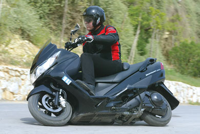 suzuki, suzuki burgman  - Το γνωστό scooter της Suzuki, απόκτησε φέτος μία πιο… σπορ έκδοση, η οποία έρχεται να συμπληρώσει το ήδη πολύ καλό όνομα της σειράς. Το Burgman 400 