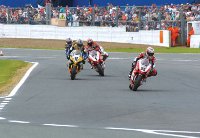 ducati - � Ducati Xerox ���� � ������ ���������� ��� ����� ��� Silverstone. �� �������� ��� �������� ������ Regis Laconi ��� James Toseland ����������� ��� ��� �����, ��������� ���� ��� ��������� ��� Suzuki. 