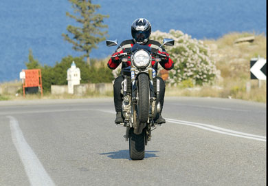 honda, honda c, honda cb  - Πολλές φορές παρασυρόμαστε από το στοιχείο της υπερβολής, το οποίο συναντούμε συνεχώς στην καθημερινότητά μας. Το δυσάρεστο της υπόθεσης είναι ότι μπαίνουμε στο τρυπάκι επιδίωξης και κατάκτησής του, προκειμένου να αισθανθούμε ότι συμβαδίζουμε με τις επιταγές των καιρών. Έτσι, φτάνουμε στο σημείο να αγνοούμε το γεγονός ότι το απλό μπορεί να είναι και καλό. Πόσο απλό και καλό; Μα, όσο ακριβώς είναι και το ανανεωμένο Hornet! 